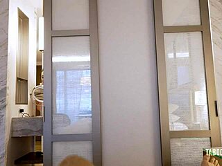 Вземи ме сега, побойник, в тази тайна хотелска стая!