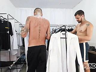 divoká gay trojka s obrovskými monštruóznymi kokotmi bez kondómu v skrinke!