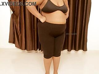 Sexet indisk Jharkhand-pige viser store patter i dampende scene