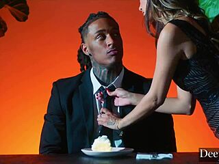 Потрясающая красавица Gianna пожирает сочный BBC Джея с интенсивной страстью.