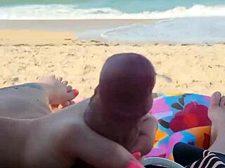 Branlette sur une plage publique pendant des vacances coquines