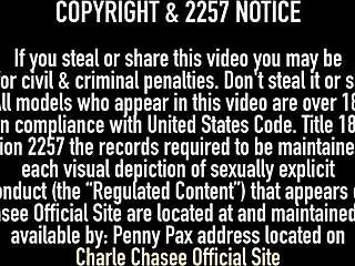 Charlee Chase wpycha dildo głęboko w cipkę intensywna akcja z zabawkami