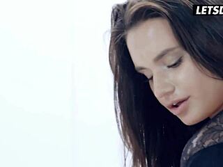 Les parfaites Lana Roy & Stella Flex en manque de grosse bite dans un plan à trois sensuel