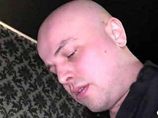 Zrela žena dobi lizanje in trdo jebanje v položaju psa.