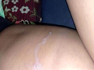 Intens indisk landsbyromanse med desi kjæreste i bil