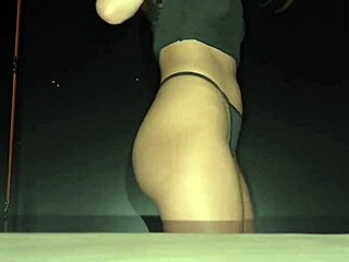 Anal v houpačce a on mi stále vyprskl do prdele