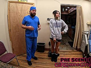 Первый гинекологический осмотр Зомбэ с пальцами в миниатюрной попке 😳