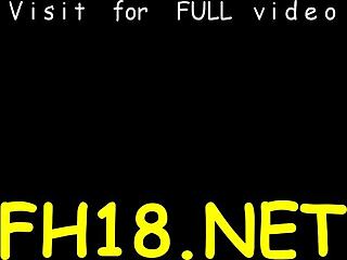 Horká osmnáctiletá kočka se namaže olejem a tvrdě ošuká