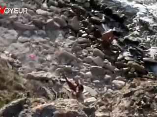 Holy! Perempuan horny dikongkek orang asing di pantai awam