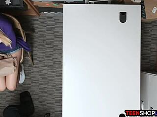Großer Arsch Diebin Teen 18+ erwischt im Büro, Klamotten vom Einbrecher zerrissen für submissive Casting