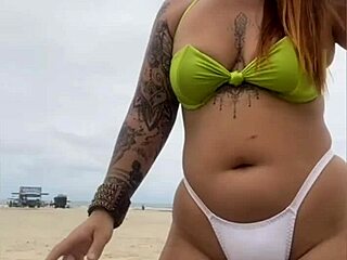 Käseverkäufer glotzt nonstop auf meine Fotze am Strand beim Flashing als heiße Afrikanerin