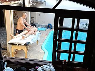 うわっ、プールサイドでマッサージ受けてたらワイルドな手コキに！