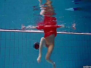 Seksi Avenna ui alasti näyttäen pillua uima-altaassa