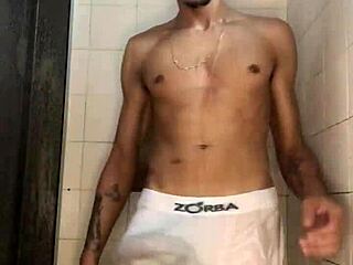 若いデカチン男がシャワーでガンガンシコる