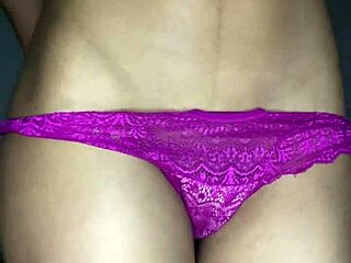 Hot Amateur Teen Shows Naked Ass