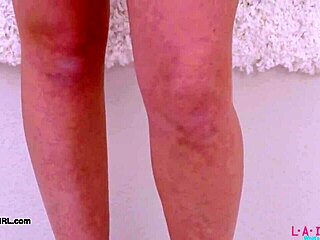 مراهقة شقراء لطيفة تكشف جسمها الجذاب في مقابلة حارة