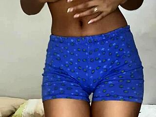 Hot Amateur Teen Shows Naked Ass