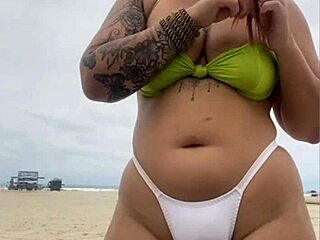 o vendedor de queijo nao parava de olhar pra minha buceta na praia enquanto eu fazia flashing como jovem africana