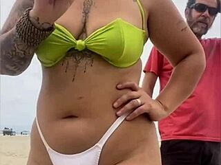 o vendedor de queijo nao parava de olhar pra minha buceta na praia enquanto eu fazia flashing como jovem africana