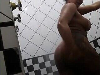 Λατρεύω αυτή την morena gostosa στο μπάνιο