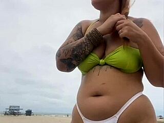 o vendedor de queijo nao parava de olhar pra minha buceta na praia enquanto eu fazia flashing como jovem africana