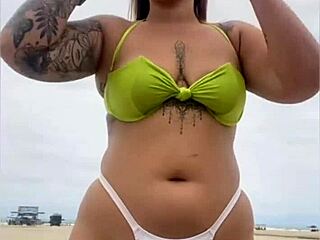 o vendedor de queijo nao parava de olhar pra minha buceta na praia enquanto eu fazia flashing como jovem africana