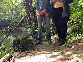 통통한 쿠거가 공공장소에서 은밀한 손잡이 마법