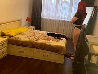 ג'ינג'ית צעירה אוהבת לזיין זוג חובבנים