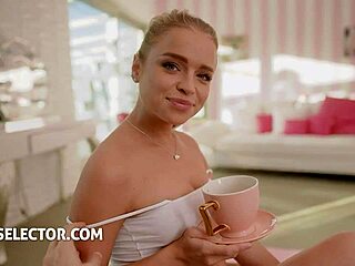 작은 알렉사 플렉시, 친구들과 야생 쓰리썸을 갈구해. 같이 할래?