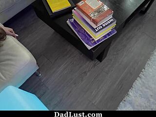 בת חורגת שובבה מעונשת חזק על ידי אבא