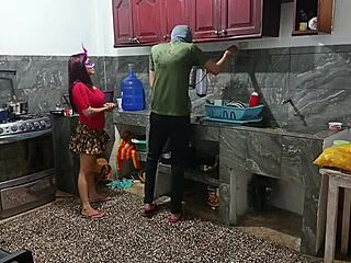 Perverzni komšija pokazuje svoju krivu guzu u uniformi dok je on tamo?