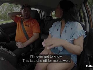 Britse babe rijdt instructeur in de auto
