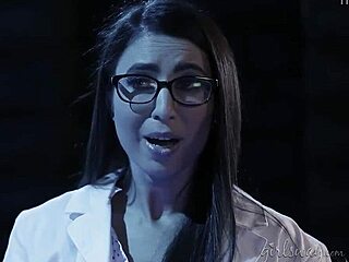 Tiga Lesbian Squirting Jilat Memek dalam Grup - Adriana Chechik Cadence Lux Alexis Fawx