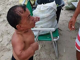 Anão Famoso da TV Lua de Mel na Praia com Zezinho e Paty Bumbum