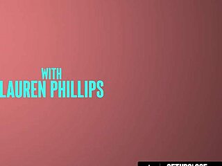 الناضجة الصهباء لورين فيليبس تفرك نفسها على وسادة الأريكة وتلعب بكسها عن قرب في بوف جامد