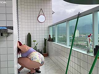 câmera de segurança faxineira safada usando shortinho socadinho