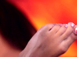 lesbian vixens crave toe-sucking action