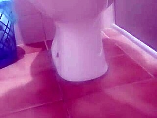punheteiro cumming in the bathroom with handjob