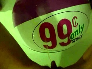 소피가 욕실에서 털 많고 젖은 채로 풍선 자위하며 난리 쳐