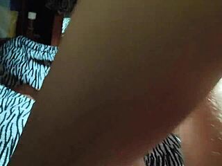 جمال كوري تركب زب شعر كثيف، تشتهي القذف في كسها الضيق؟