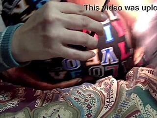 stesøster bedrar og knuller stesøskens venn, hennes trange våte fitte drypper med sæd ned rumpa