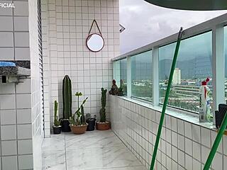 câmera de segurança faxineira safada usando shortinho socadinho