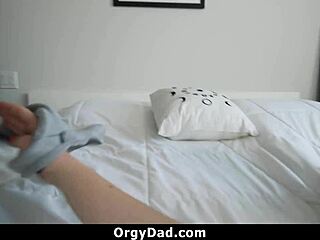 Nevlastní táta prstí nevlastní dceru tak intenzivně