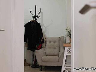 Emily C v spodkách ohnutá dostane olízanou kundu na stole pak creampie a cumshot