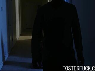 Hey, glaubst du, Vanna Bardot bettelt ihren Stiefvater an, nicht zu petzen?