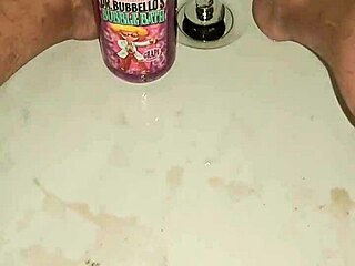 hey, check out this rando nude bathing with a wild feet fetish obsession