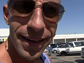 Som Ashleah a mala som bareback s chlapom v rôznych polohách ako doggy a misionár