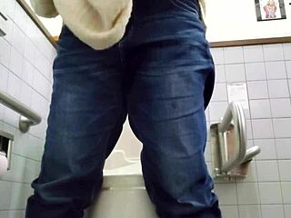 흥분한 유부녀 아시안의 비밀 화장실 자위