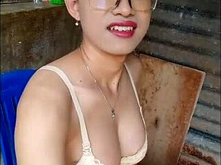 Любительская транссексуалка дрочит с дилдо в открытой ванной, нервно лаская член для сольного камшота