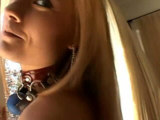 Ξανθιά τρίβει κλitoris κατά τη διάρκεια αναλ σεξ!